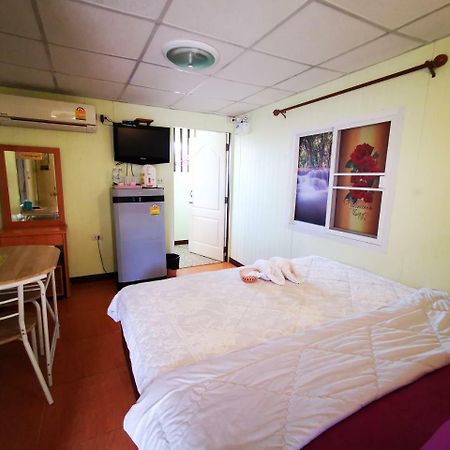 Hi Tech Resort Kabin Buri Bagian luar foto