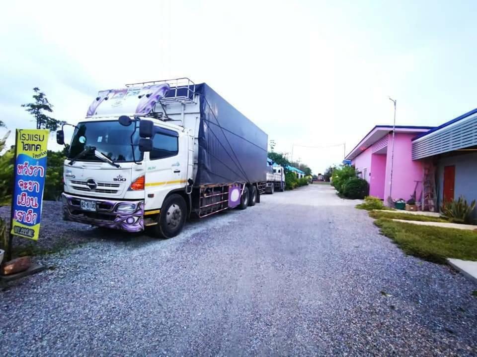 Hi Tech Resort Kabin Buri Bagian luar foto